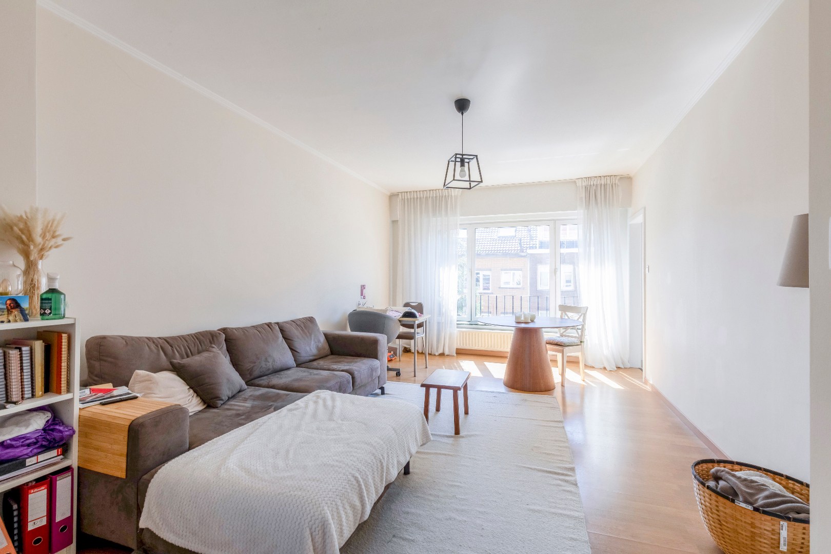Instapklaar appartement met 2 slaapkamers en terras in de stationsbuurt 