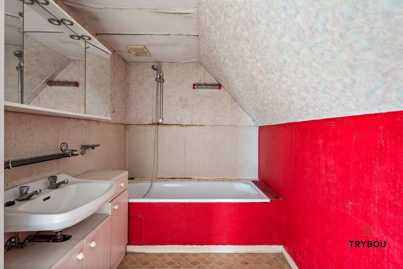 Prachtig handelspand met woonst op centrale ligging te Merkem. 