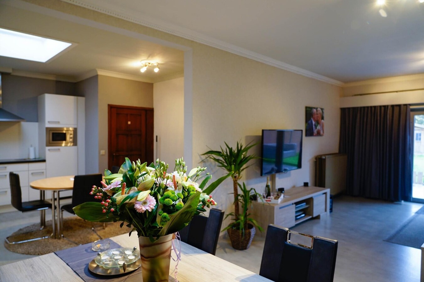 Handelsgelijkvloers met 2 winkels, kantoren, parking 