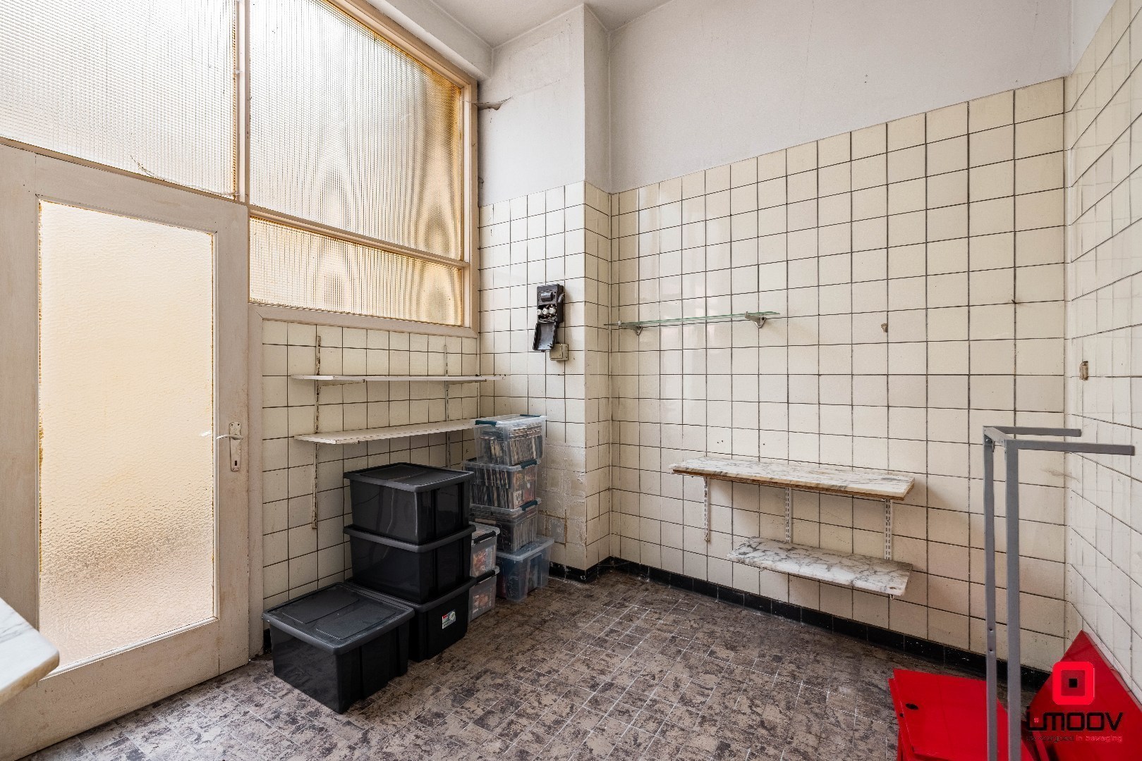 Ruime te renoveren stadswoning met garage en vier slaapkamers in de stationswijk 