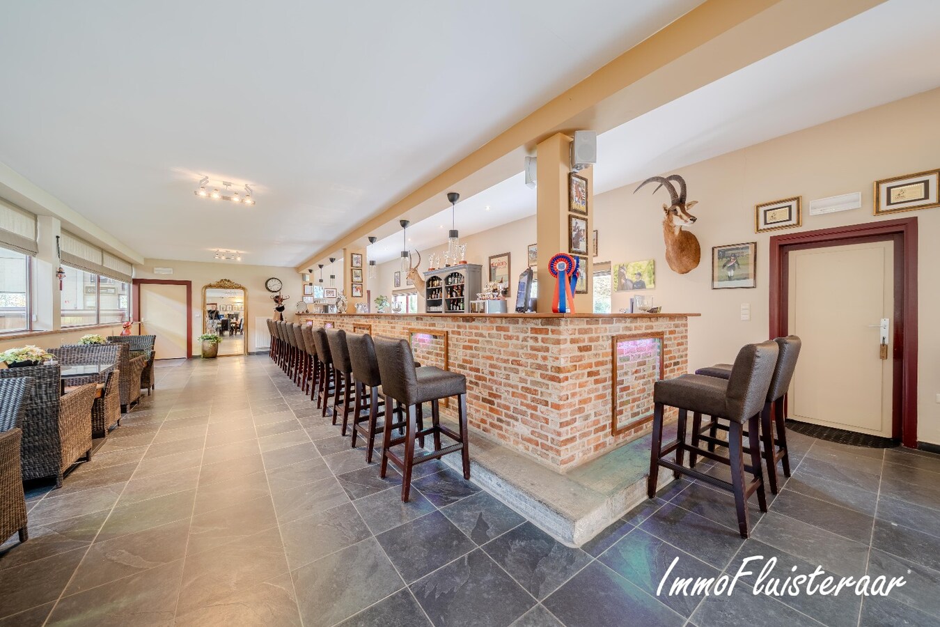 Exclusief Hippisch Complex met Uitstekende Trainingsmogelijkheden op ca 8,6 ha in Wuustwezel 