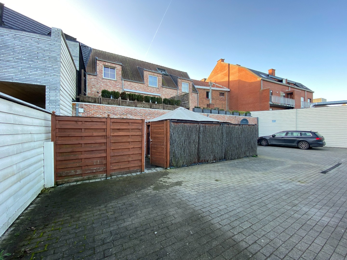 Centraal gelegen gelijkvloers appartement met 2 slaapkamers, groot terras en garage! 