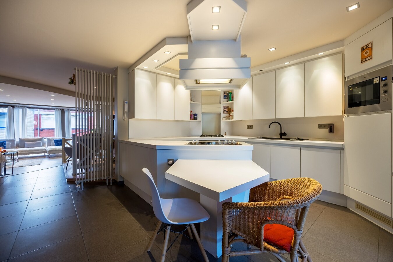 Ruime en veelzijdige bel-étagewoning met 5 slaapkamers, zuidgerichte terrassen en studio/praktijkruimte nabij de zeedijk. 