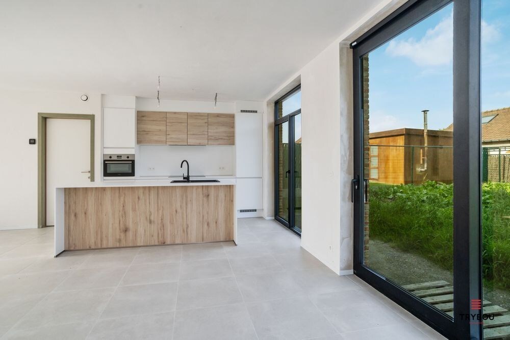 Uitstekend gelegen, halfopen nieuwbouwwoning op een boogscheut van het Centrum van Roeselare 