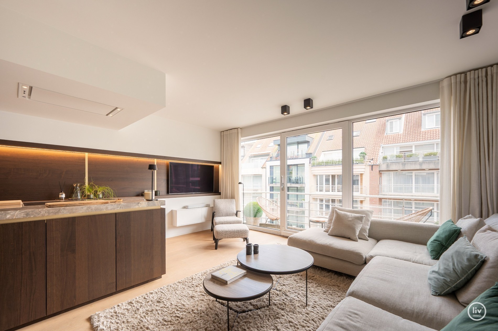 Luxueus volledig gerenoveerd 3 slaapkamer appartement te Parmentierlaan gelegen nabij de Zeedijk. 