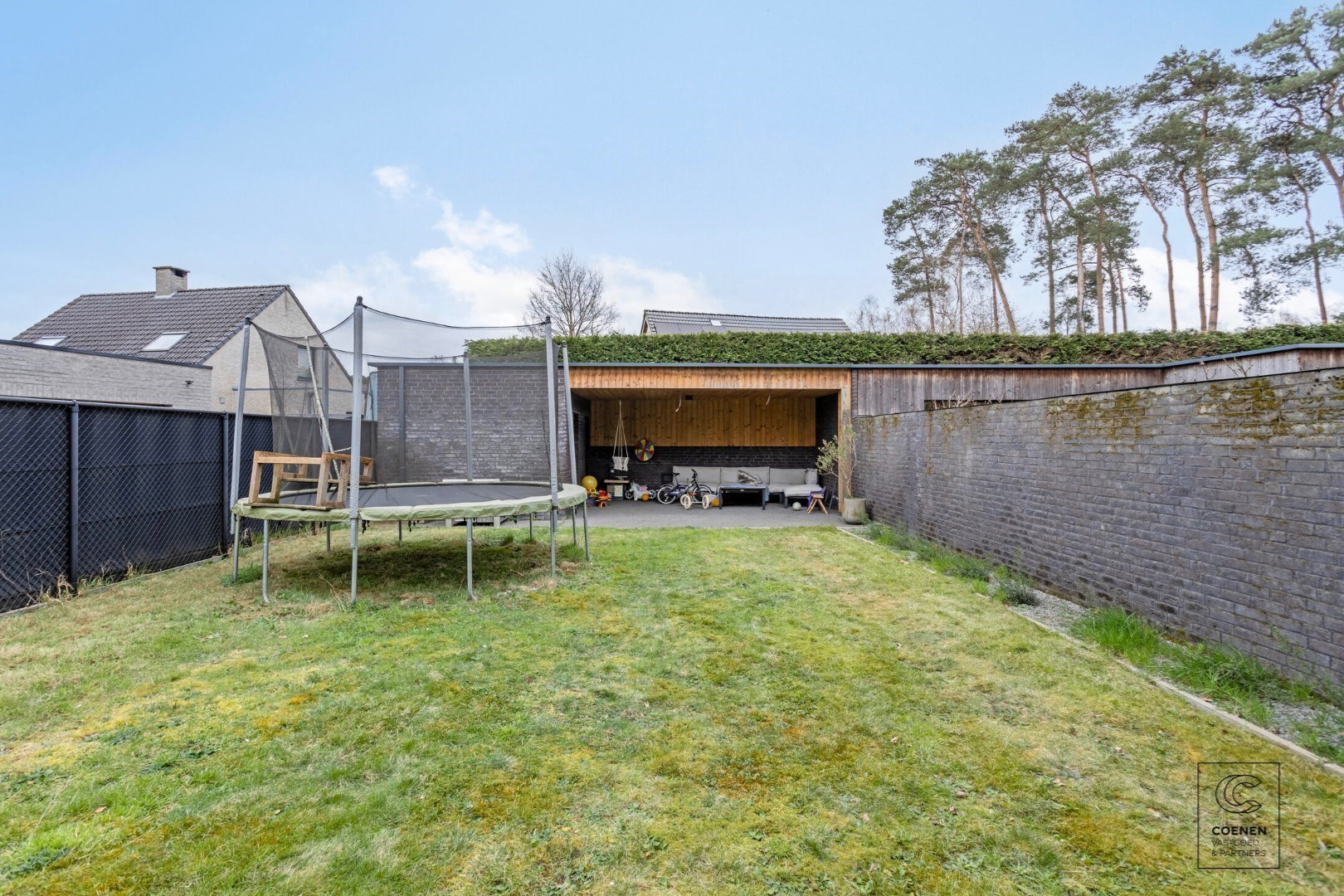 Prachtig verder af te werken HOB van 320 m² in een doodlopende straat! 