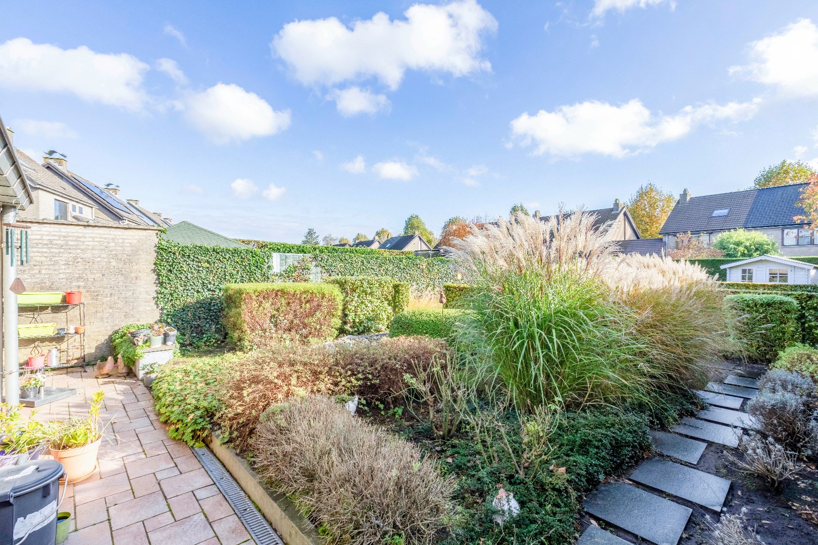 Verzorgde en instapklare halfopen bebouwing met zuidertuin en garage. 