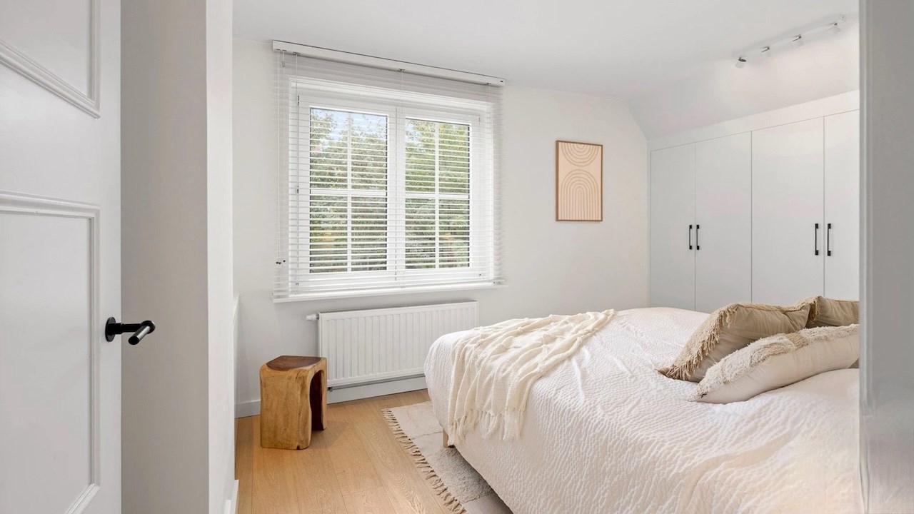 Gezellige villa in een paadje op een zeer centrale ligging, net naast het commerciële centrum van Knokke en op wandelafstand van de zee. 