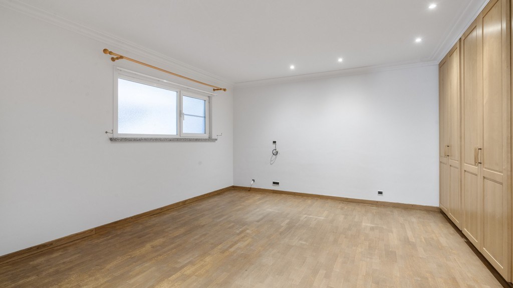 Bedrijfspand met optioneel woonst te huur in Dikkelvenne