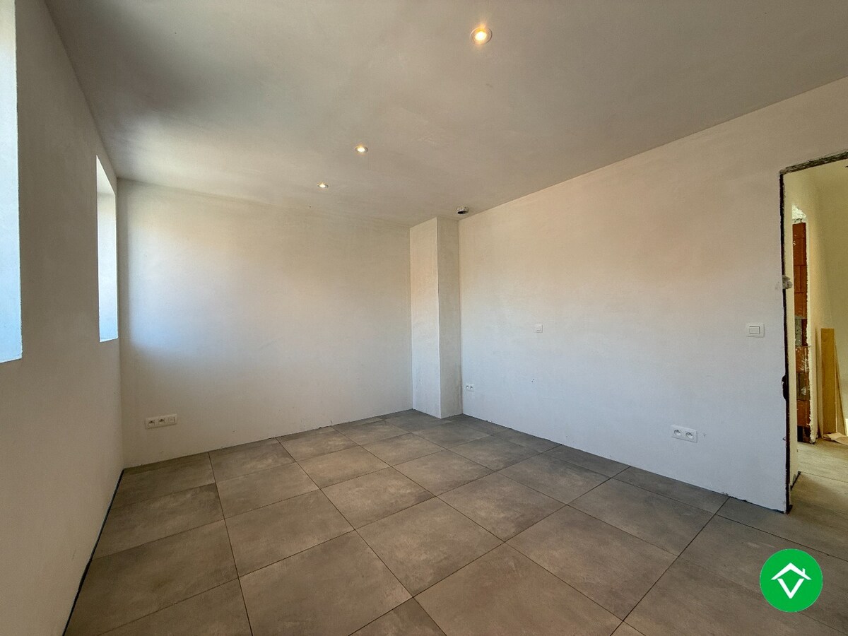 Centraal gelegen nieuwbouwwoning met 3 slaapkamers, tuin en overdekte autostaanplaats 