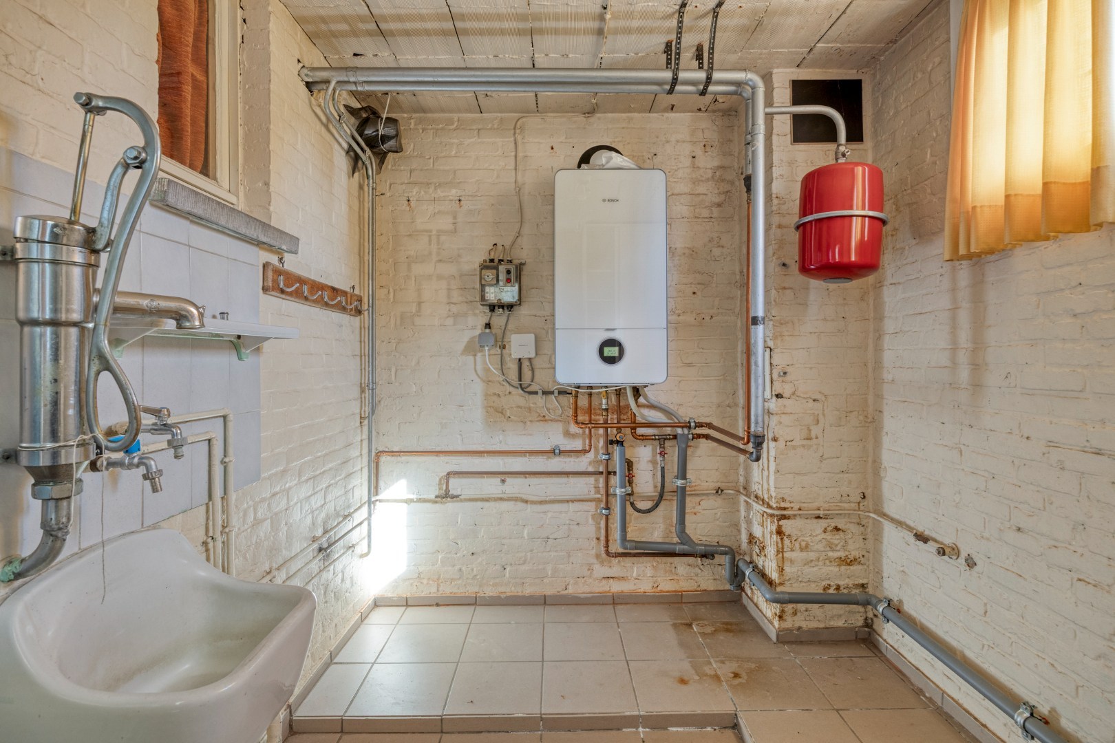 Te renoveren woning met 4 slpk. in het centrum van Geel-Winkelomheide 