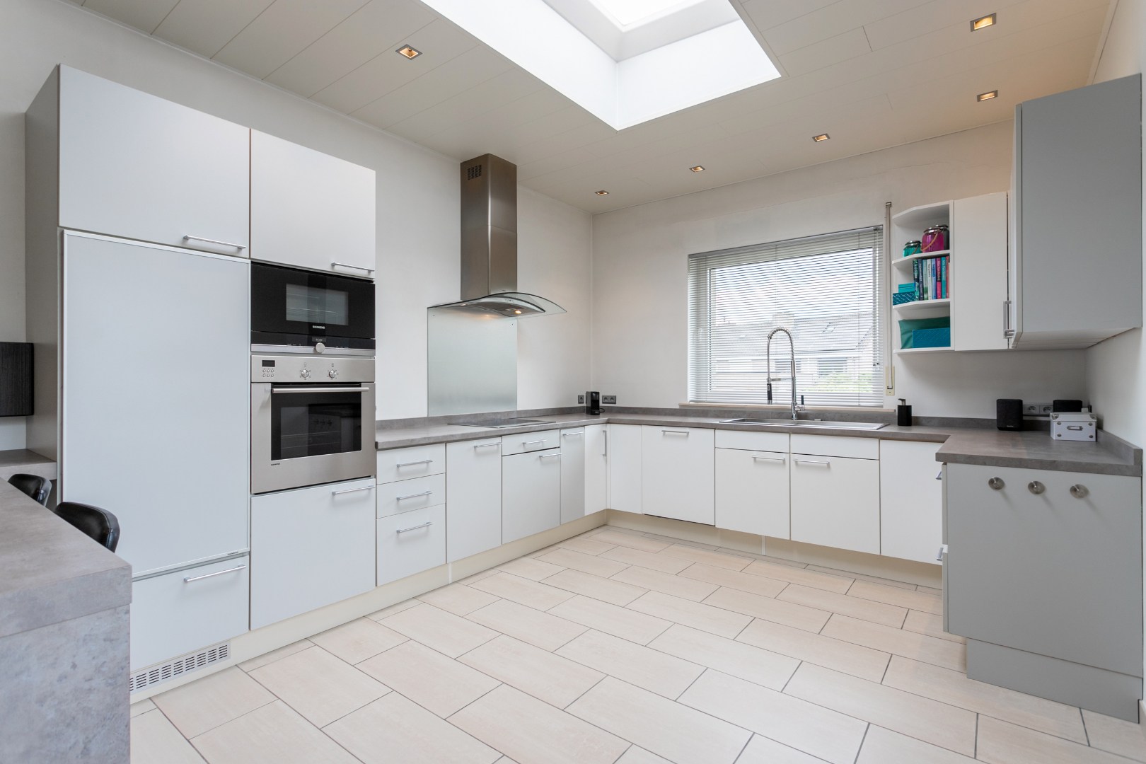 Deels gerenoveerde woning met tuin en garage op gunstige ligging te Halle 