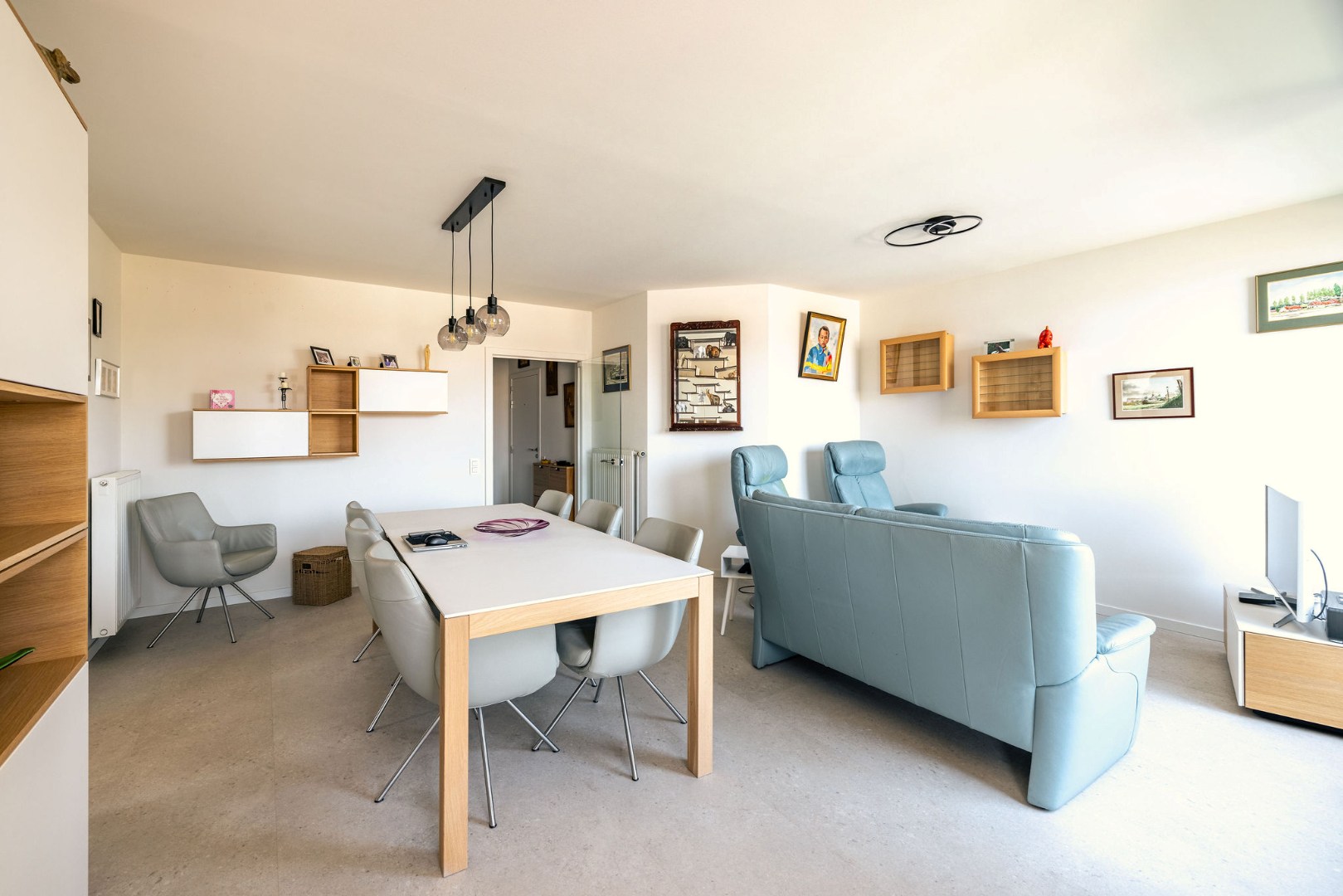 Ruim appartement met 2 slaapkamers, dubbele garage en twee terrassen te Aalst 