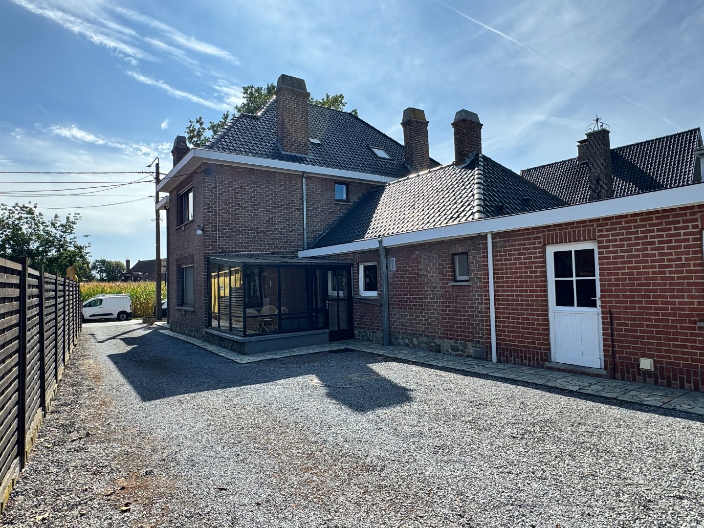 Kloeke halfopen bebouwing met tuin en dubbele garage. 