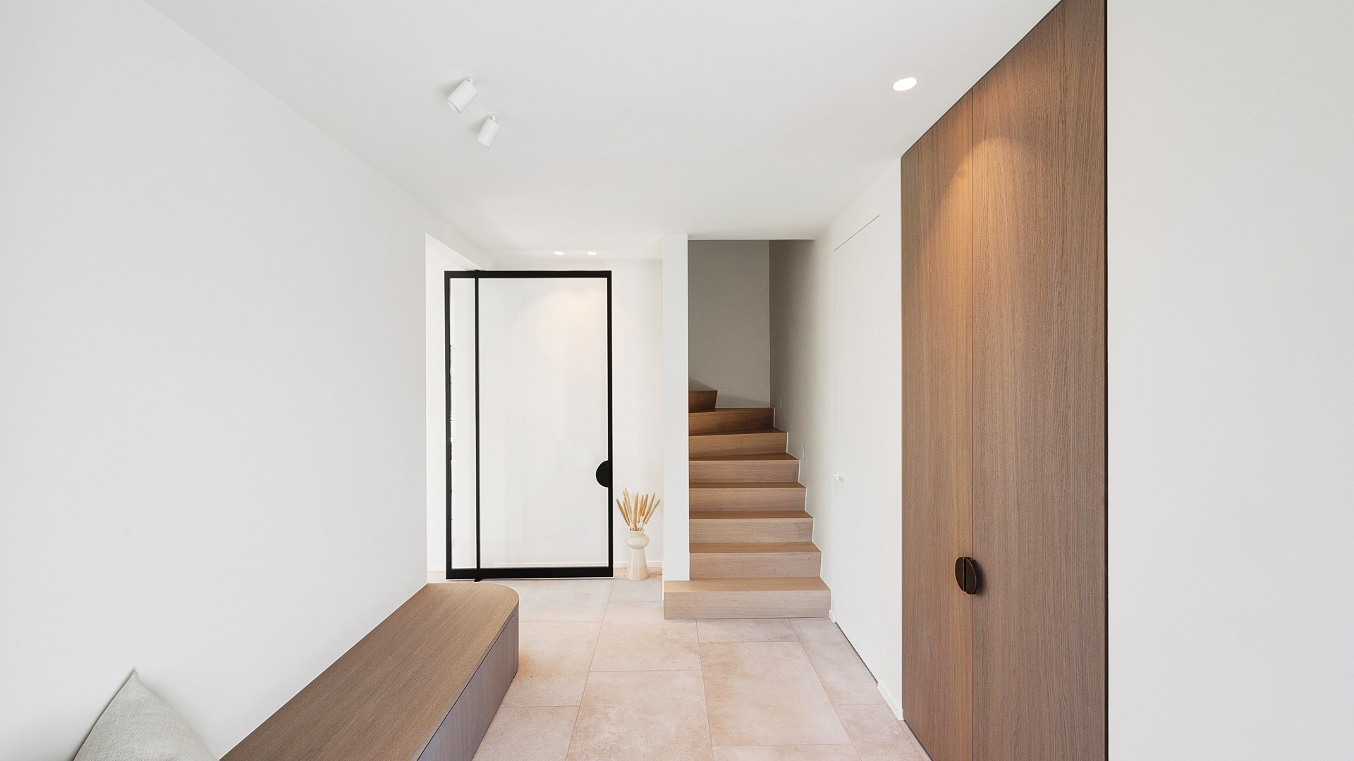 Cette magnifique maison individuelle rénovée avec une allée située dans un quartier calme à Knokke, offre tout ce dont vous avez besoin pour vivre confortablement. 