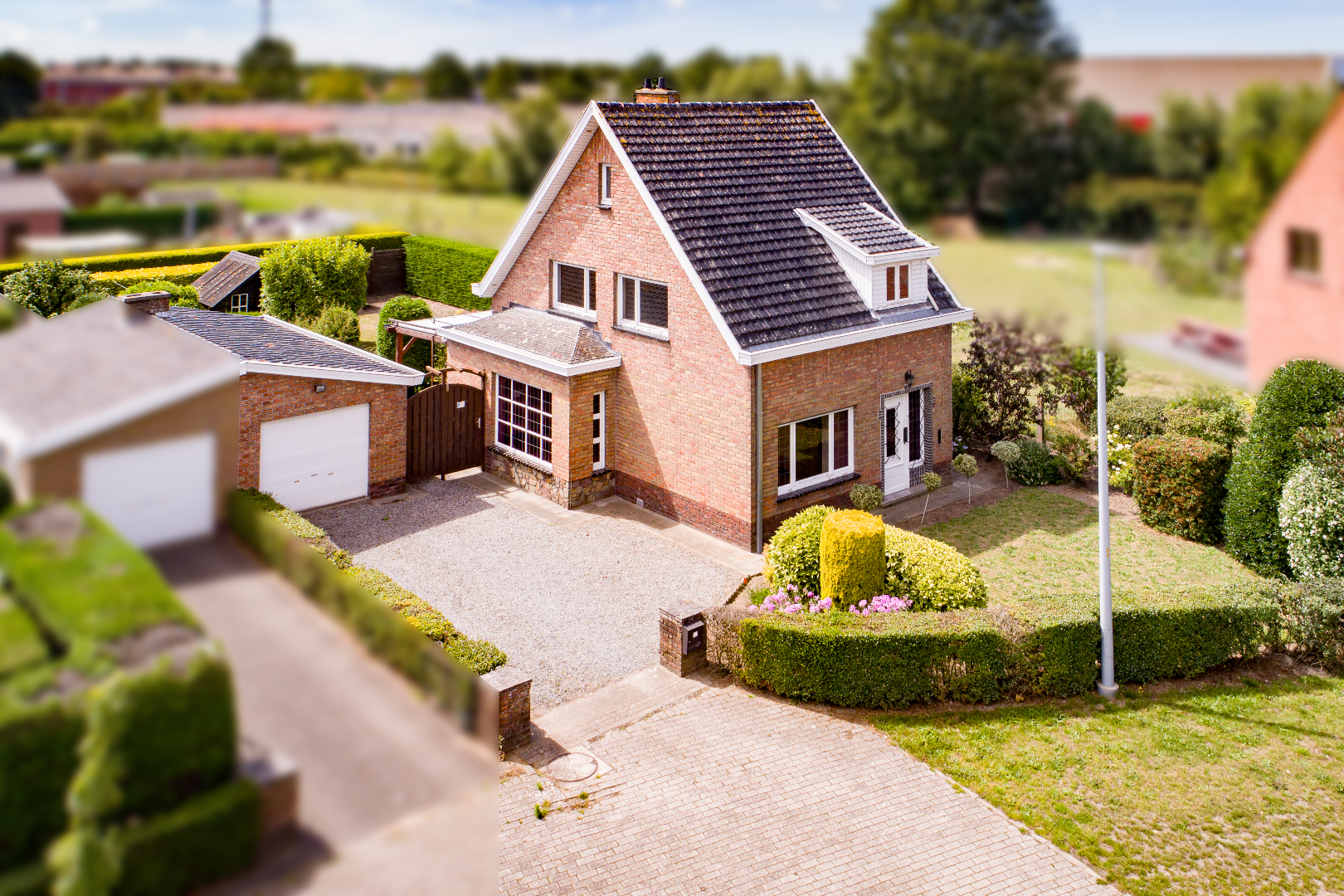Te renoveren woning met  3 slpks  rustig gelegen te Aalter 