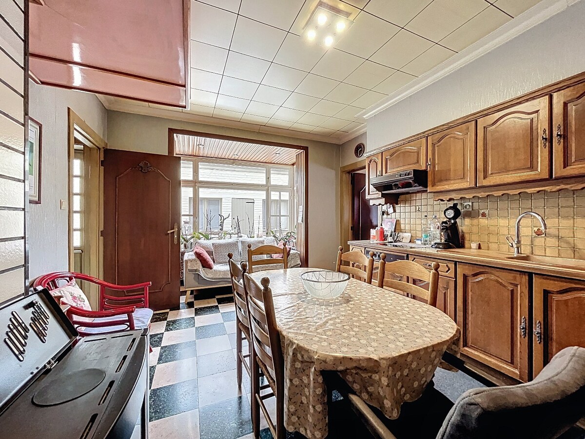 Ruime, solide jaren '50 woning met 2 garages te Nederzwalm 