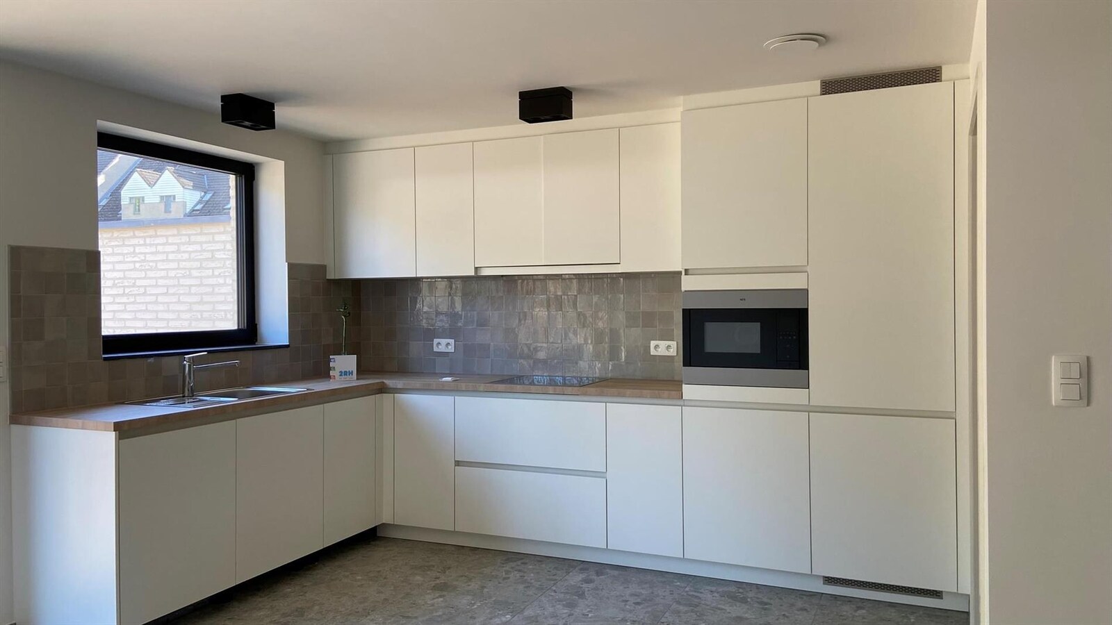 GELIJKVLOERS APPARTEMENT MET TWEE SLAAPKAMERS EN PRIVATIEVE TUIN 