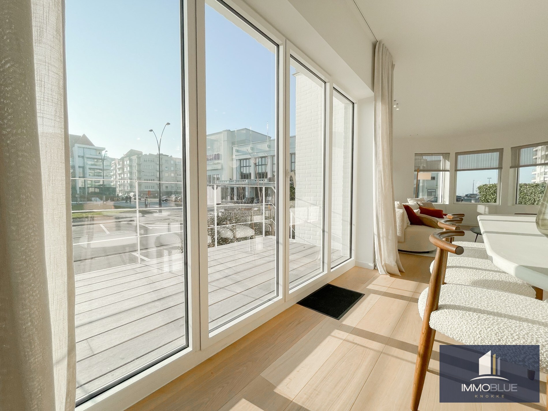 Exclusieve villa: Uitzonderlijk volledig gerenoveerde villa met frontaal zeezicht. 