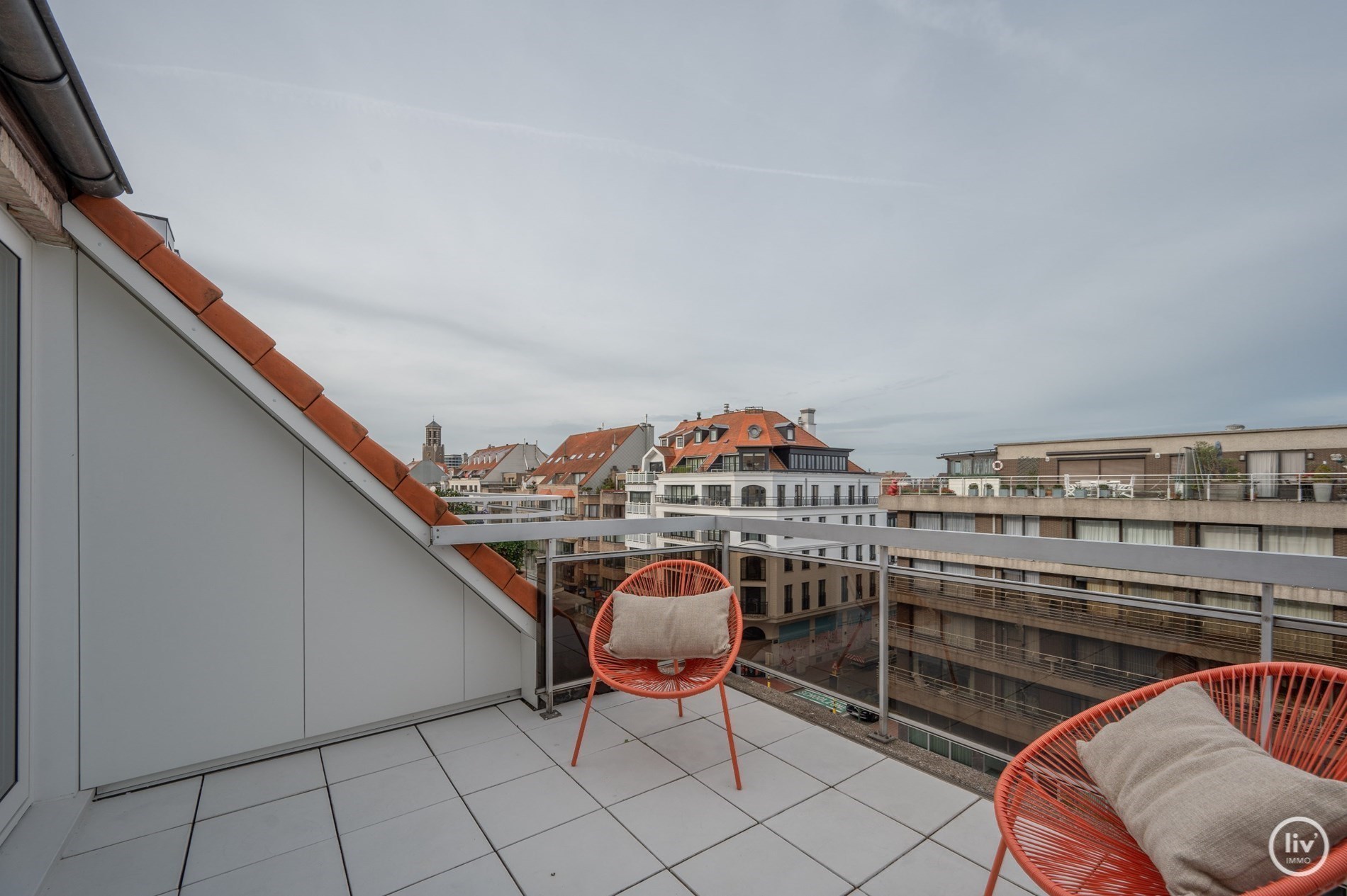 Superbe appartement en duplex magnifiquement rénové avec une spacieuse terrasse orientée vers l'ouest, situé sur la Lippenslaan à Knokke. 