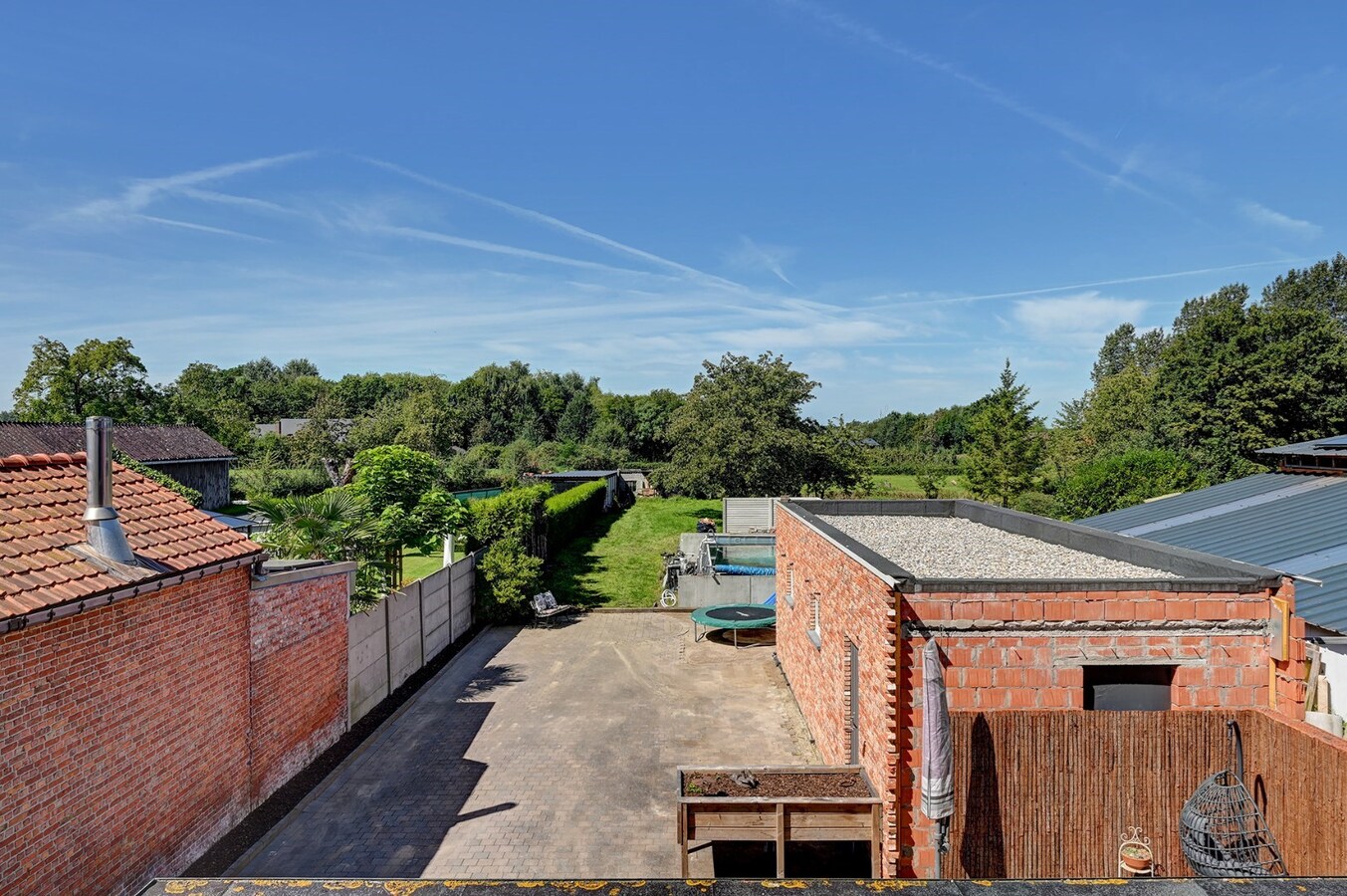 Grondig gerenoveerde woning met tuin, terras en 3 slaapkamers in Nieuwerkerken. 