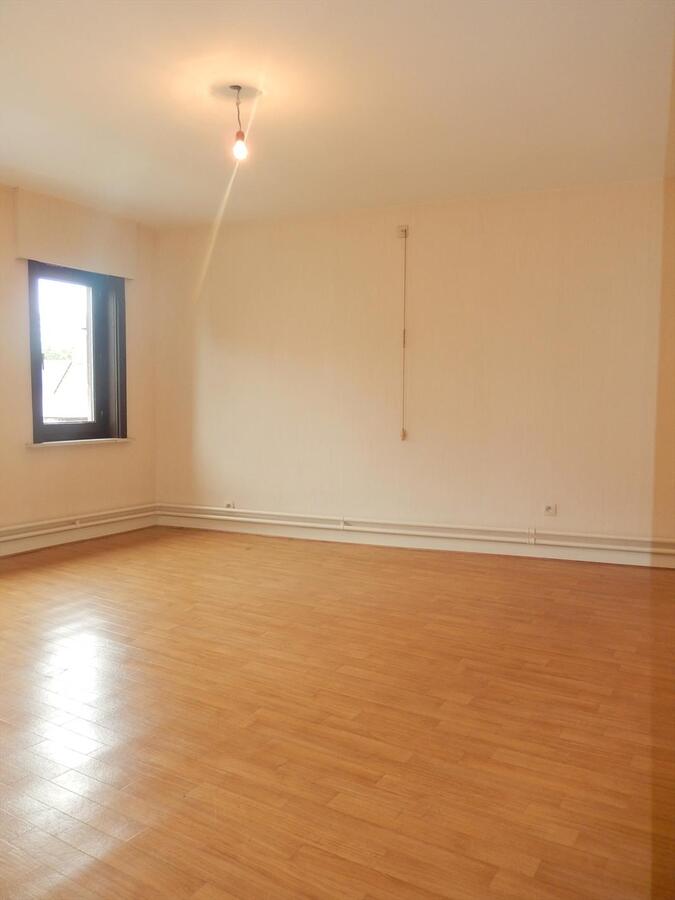 Rijwoning met zonnige tuin en garage 