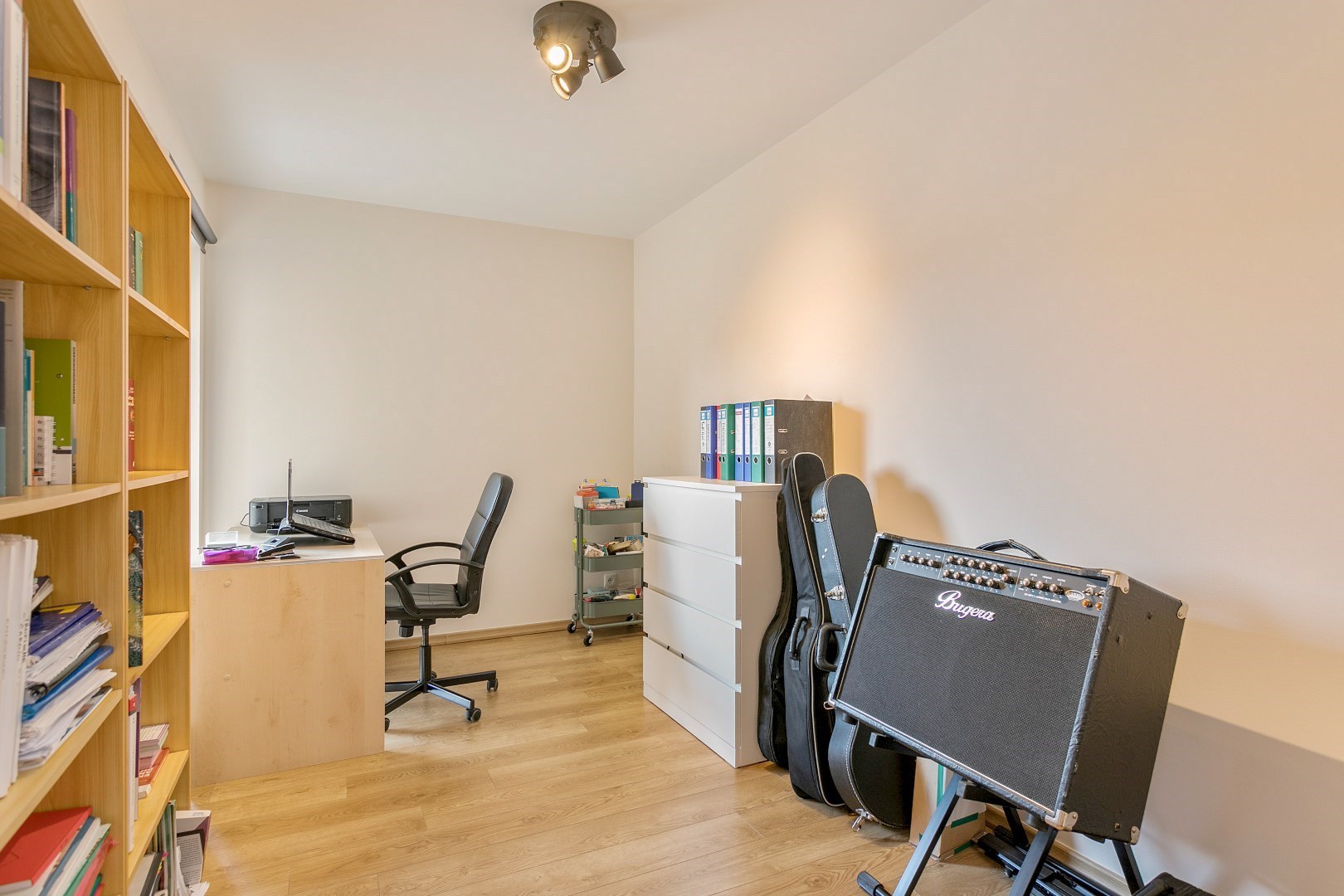 Modern, gelijkvloers appartement met 2 slpk, ondergrondse parking en tuin. 
