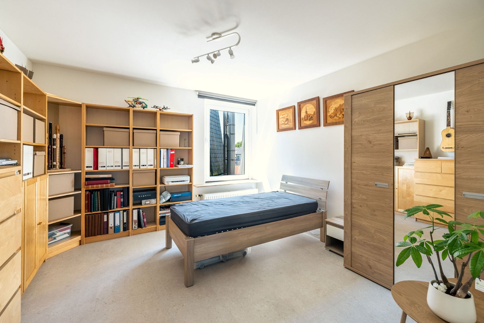 Ruim appartement met 2 slaapkamers, dubbele garage en twee terrassen te Aalst 