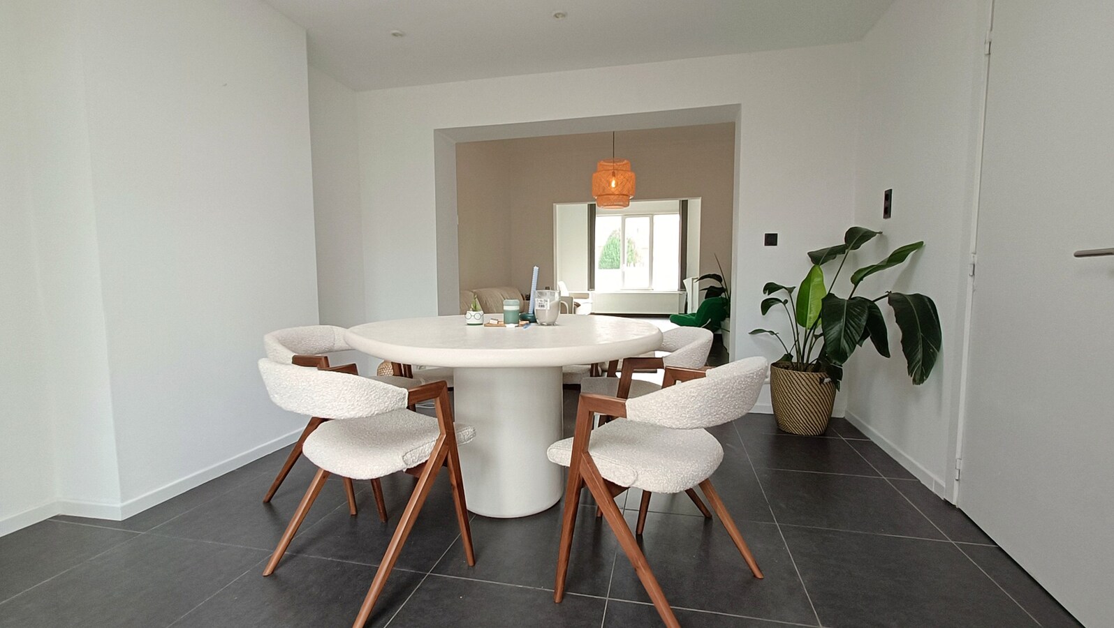 Woning met 3 slaapkamers, garage en tuin 