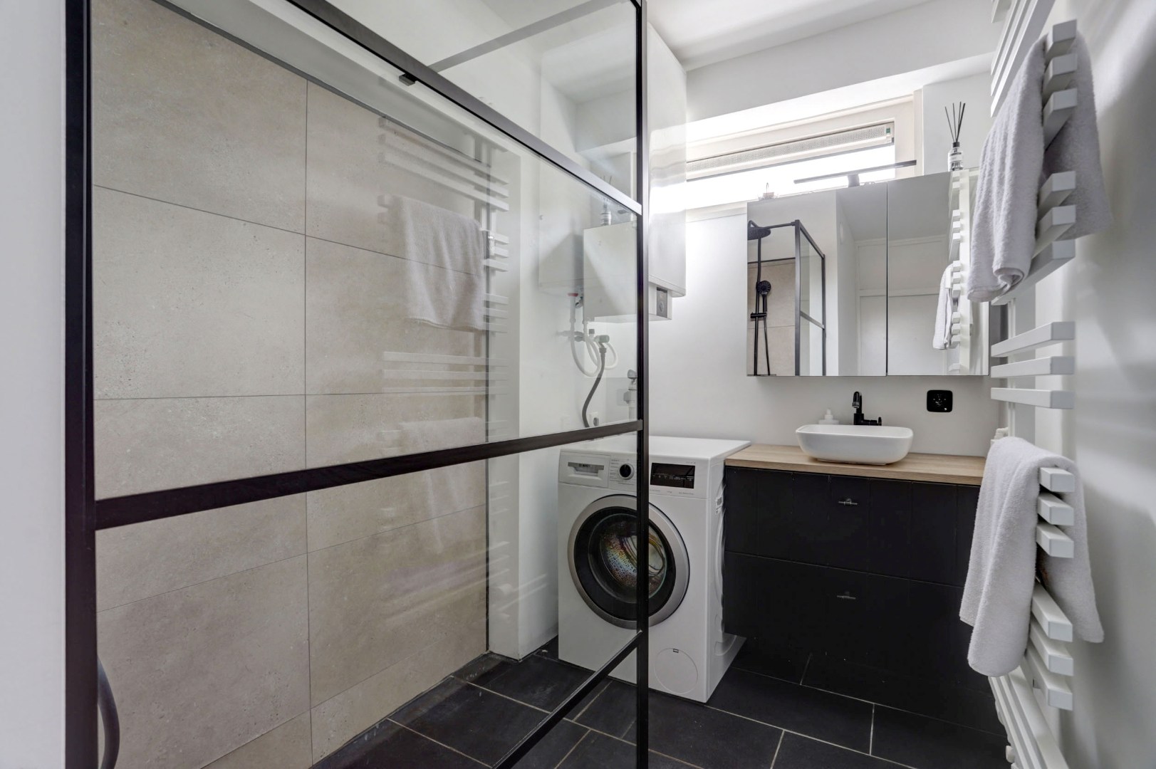 Zonder klussen te betrekken, instapklaar 3-(voorheen 4) kamer appartement met moderne keuken en badkamer, 2 balkons, berging in de onderbouw en gelegen op eigen grond! 