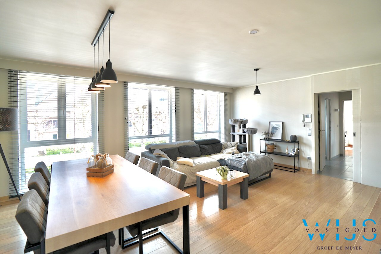 Instapklaar en verrassend ruim appartement op toplocatie in het centrum van Ertvelde! 
