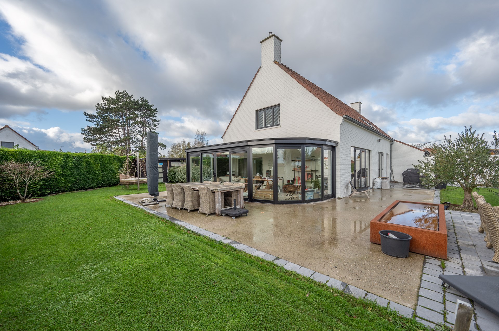 Propriété exceptionnelle et rénovée (5 510 m² de terrain) à proximité du centre de Knokke-Heist et bénéficiant d'une vue exceptionnelle sur les polders de Knokke. 
