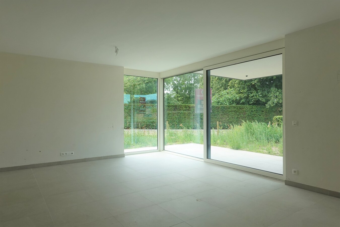 Nieuwbouwappartement met terras en tuin 