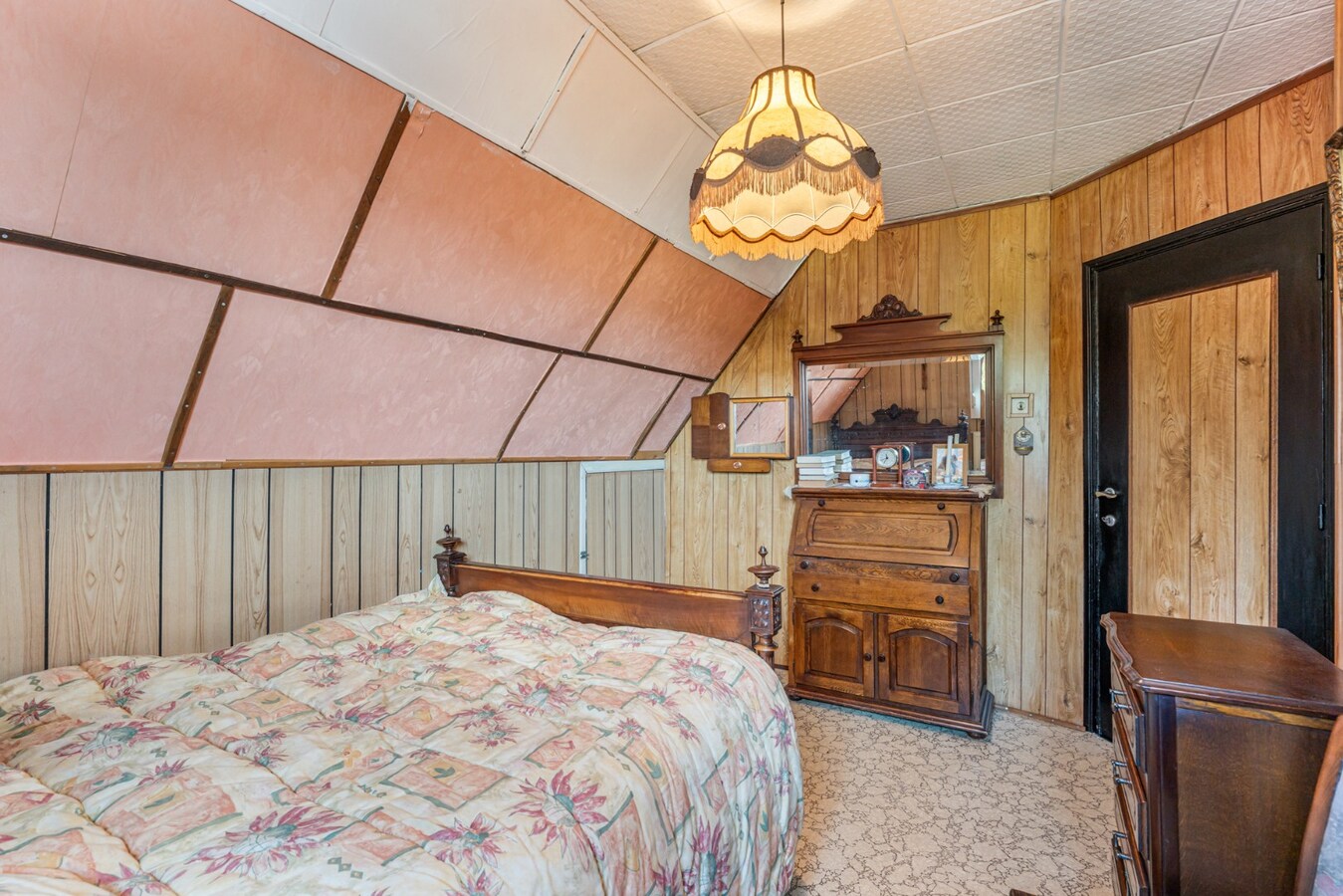 Halfvrijstaande gezinswoning met veel mogelijkheden op een perceel van 8are! 