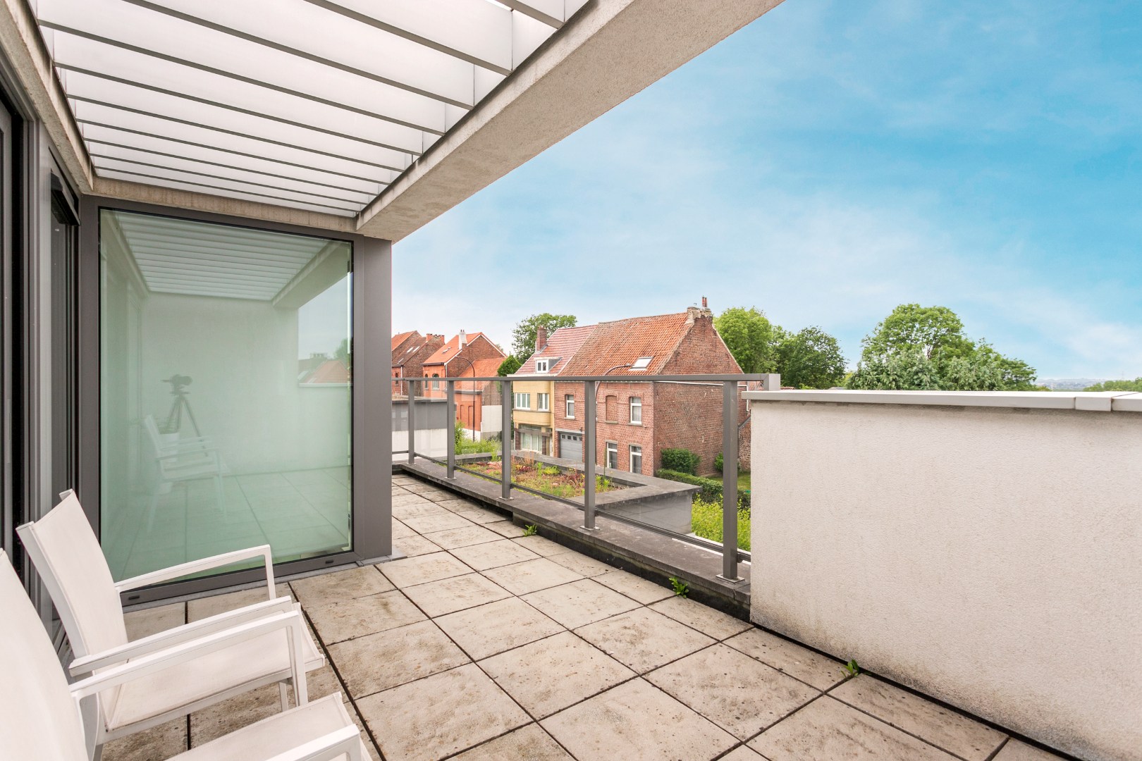 Instapklaar duplex app. met garageboxen te Beersel 