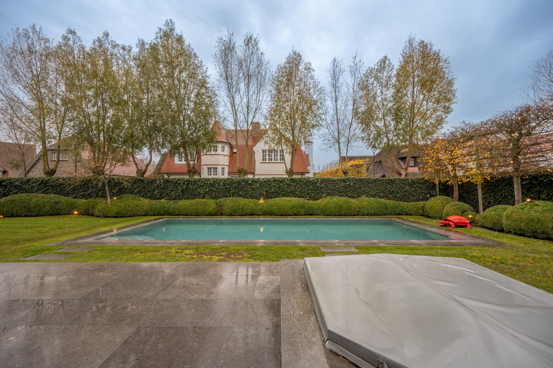 Villa exclusive entièrement meublée avec 5 chambres, piscine et double garage - emplacement prestigieux et calme près du Zoute. 