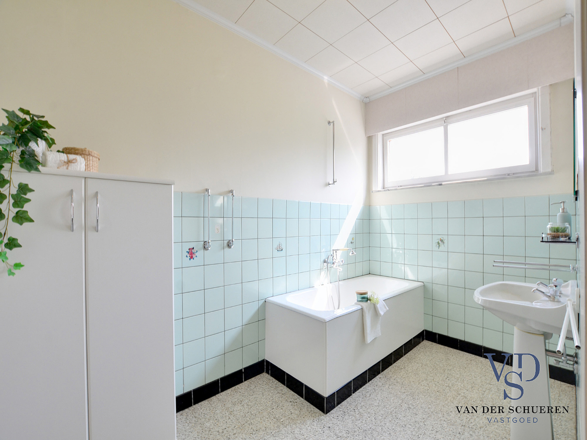 Op te frissen bungalow in doodlopende straat. 