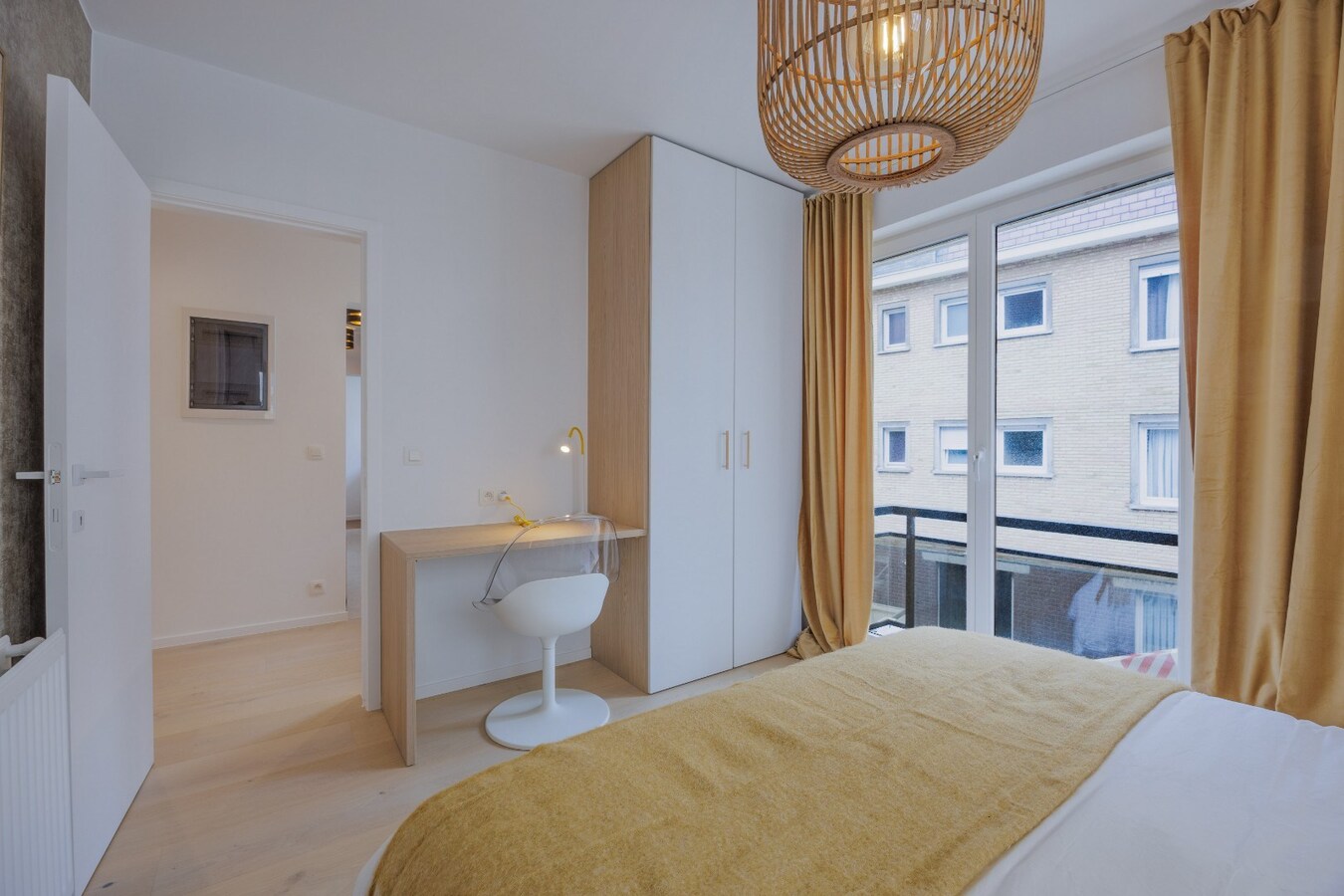 Stijlvol gerenoveerd hoekappartement met 3 slaapkamers op toplocatie te Duinbergen, vlakbij de Zeedijk. 