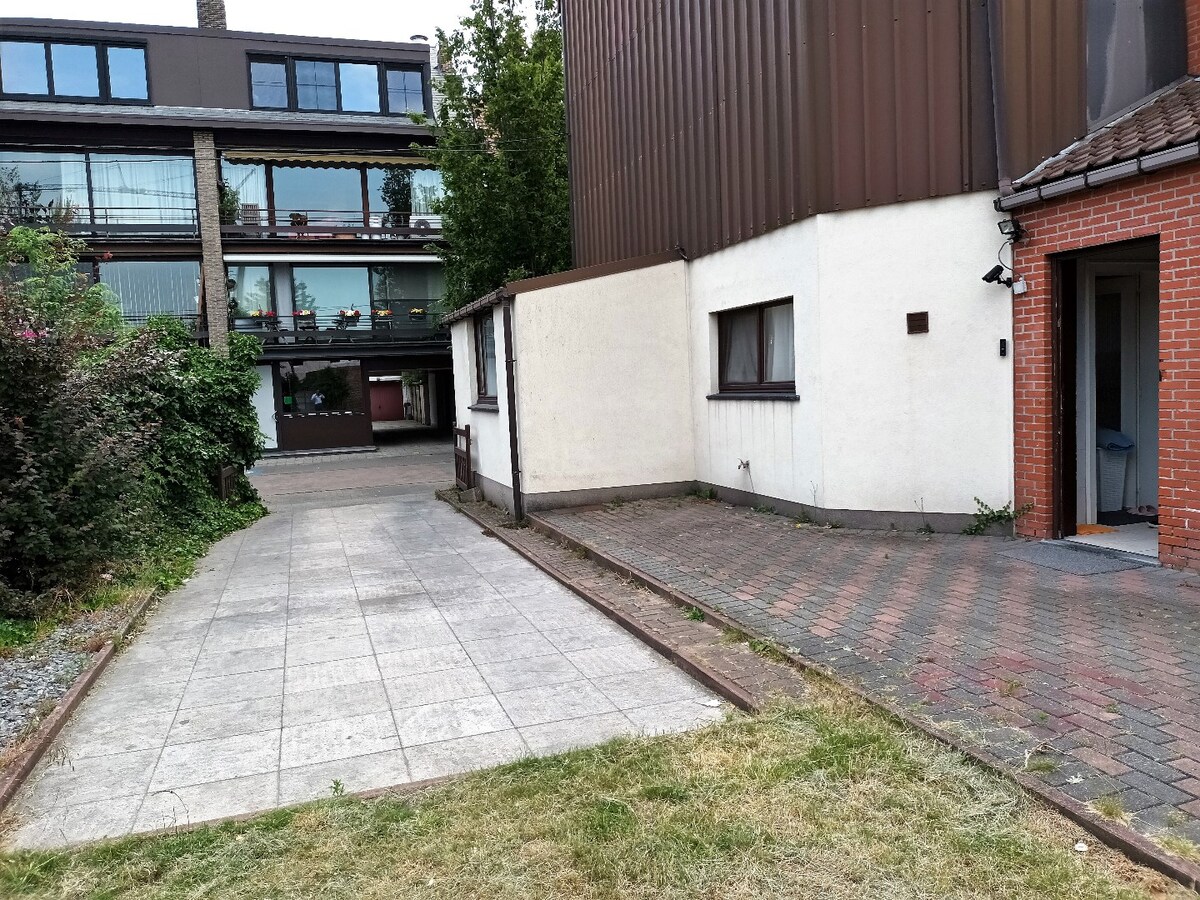 "Ruime en goed onderhouden stadswoning met tuin en 3 slaapkamers in Hasselt - Energielabel D en 2 parkeerplaatsen op perceel van 224 m²" 