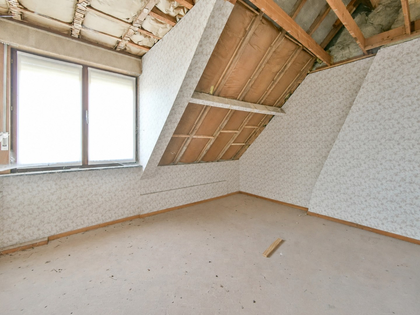 Ruwbouwwoning met tal van mogelijkheden in rustige ligging te Kortemark! 