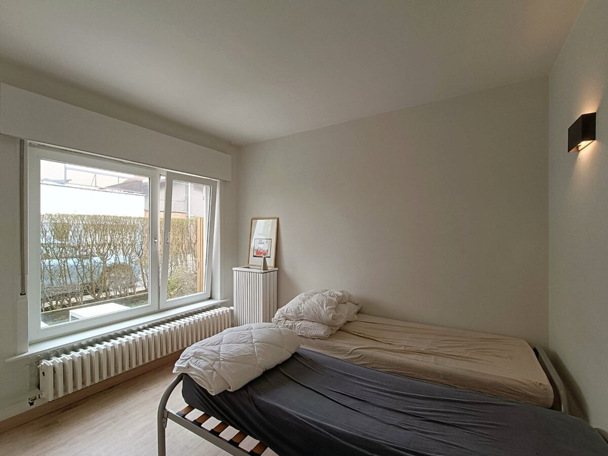 Lichtrijk 2-slaapkamerappartement met terras, garage en extra staanplaats in het centrum van Heist 