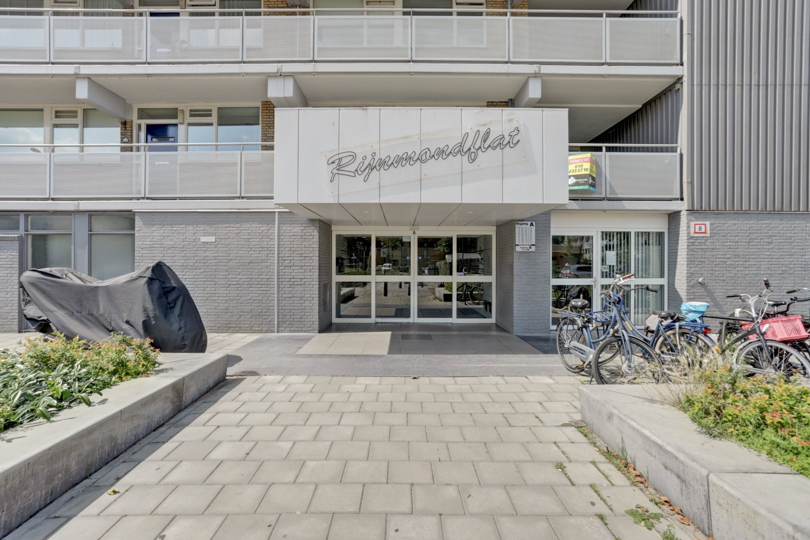 Zonder klussen te betrekken dit fraaie 4-kamer appartement op de 10e verdieping met 3 slaapkamers, fraaie keuken, moderne badkamer, mooi uitzicht en gelegen aan een groen park! 