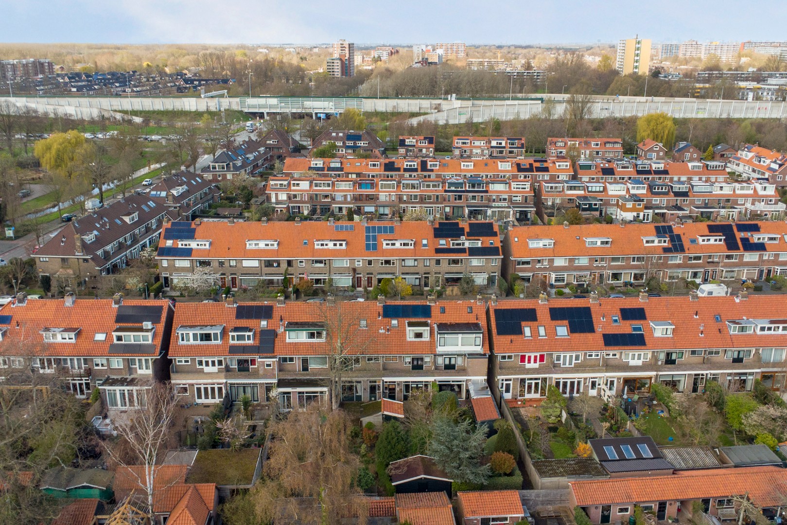 Unieke kans?! Zelf transformeren vanuit de vorige eeuw naar uw eigen hedendaagse smaak, dat kan met deze 5-kamer tussenwoning met 20m diepe tuin! 