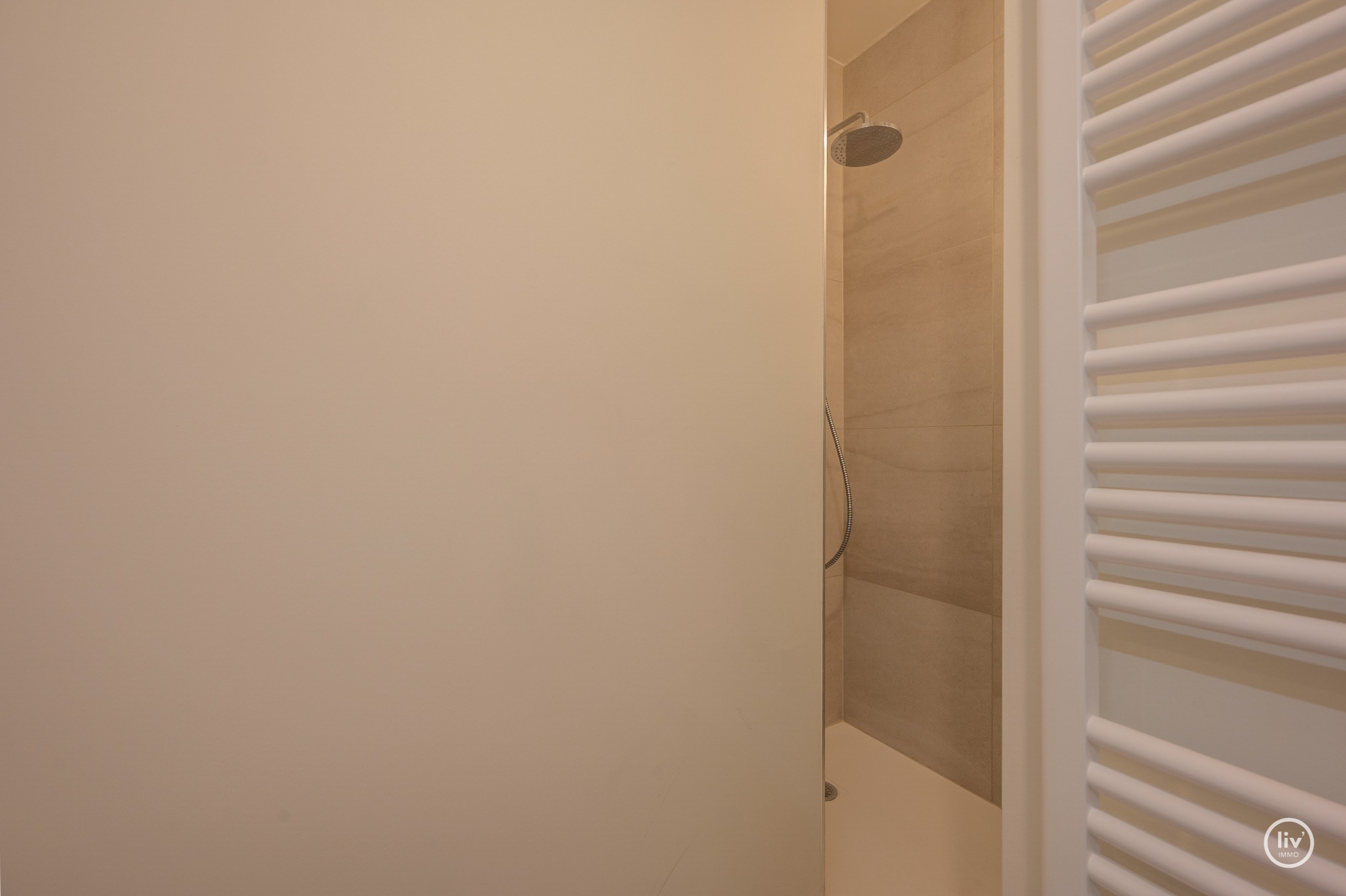 Centraal gelegen 2-kamer appartement te Res. Hoost met ruim terras genietend van zijdelings zeezicht! 