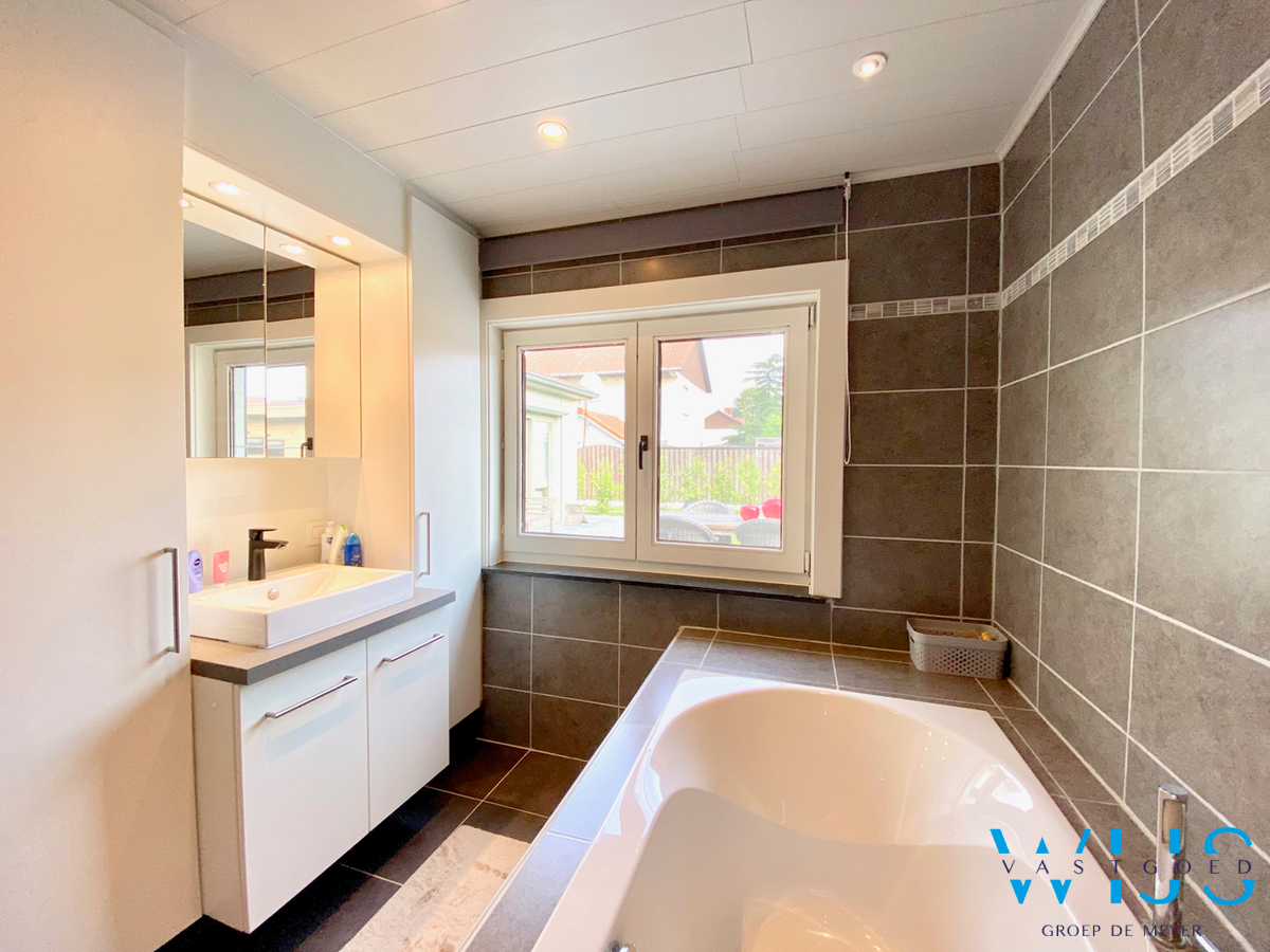 Instapklare gezinswoning met 3 slaapkamers &amp; ruime tuin te Zelzate! 