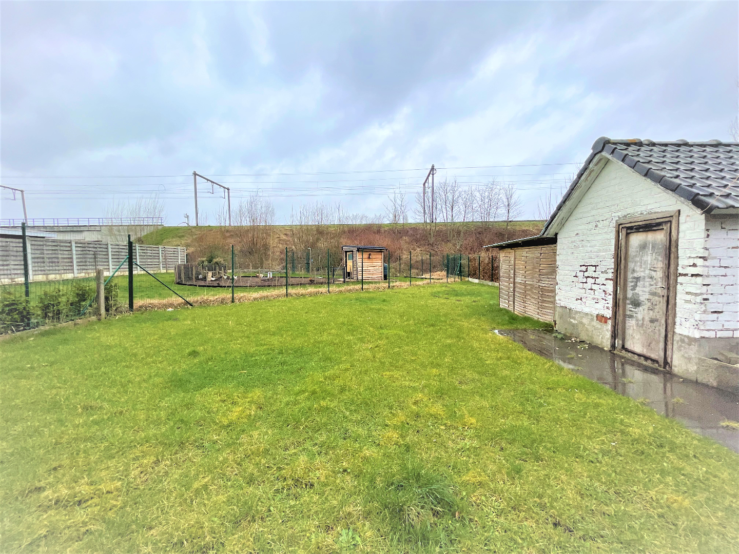 Statige halfopen woning met 3 slaapkamers en garage 