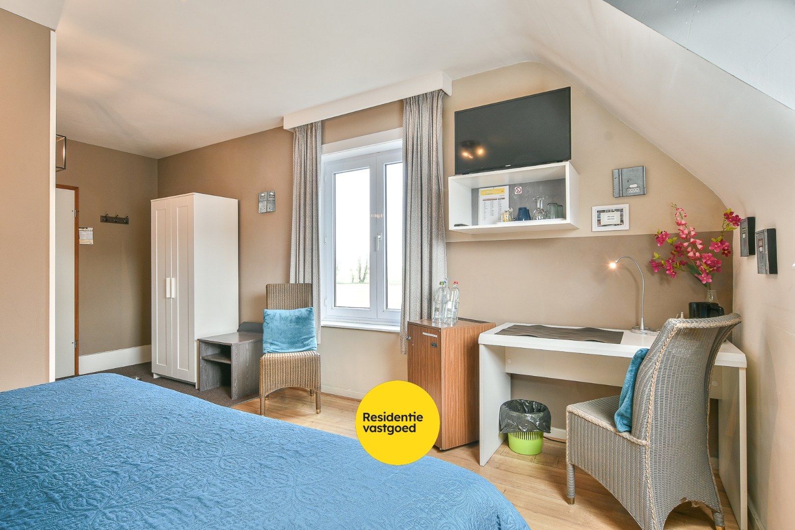 Unieke investeringskans: karaktervol hotel met 18 kamers &amp; woonmogelijkheden te koop! 