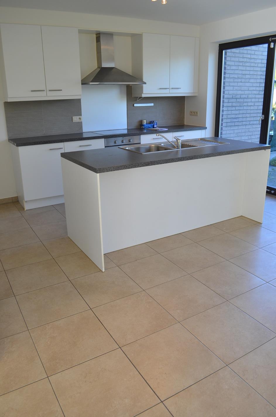 Halfopen bebouwing op 325m² met 3 slpks, tuin met terras en tuinhuis te Maldegem 