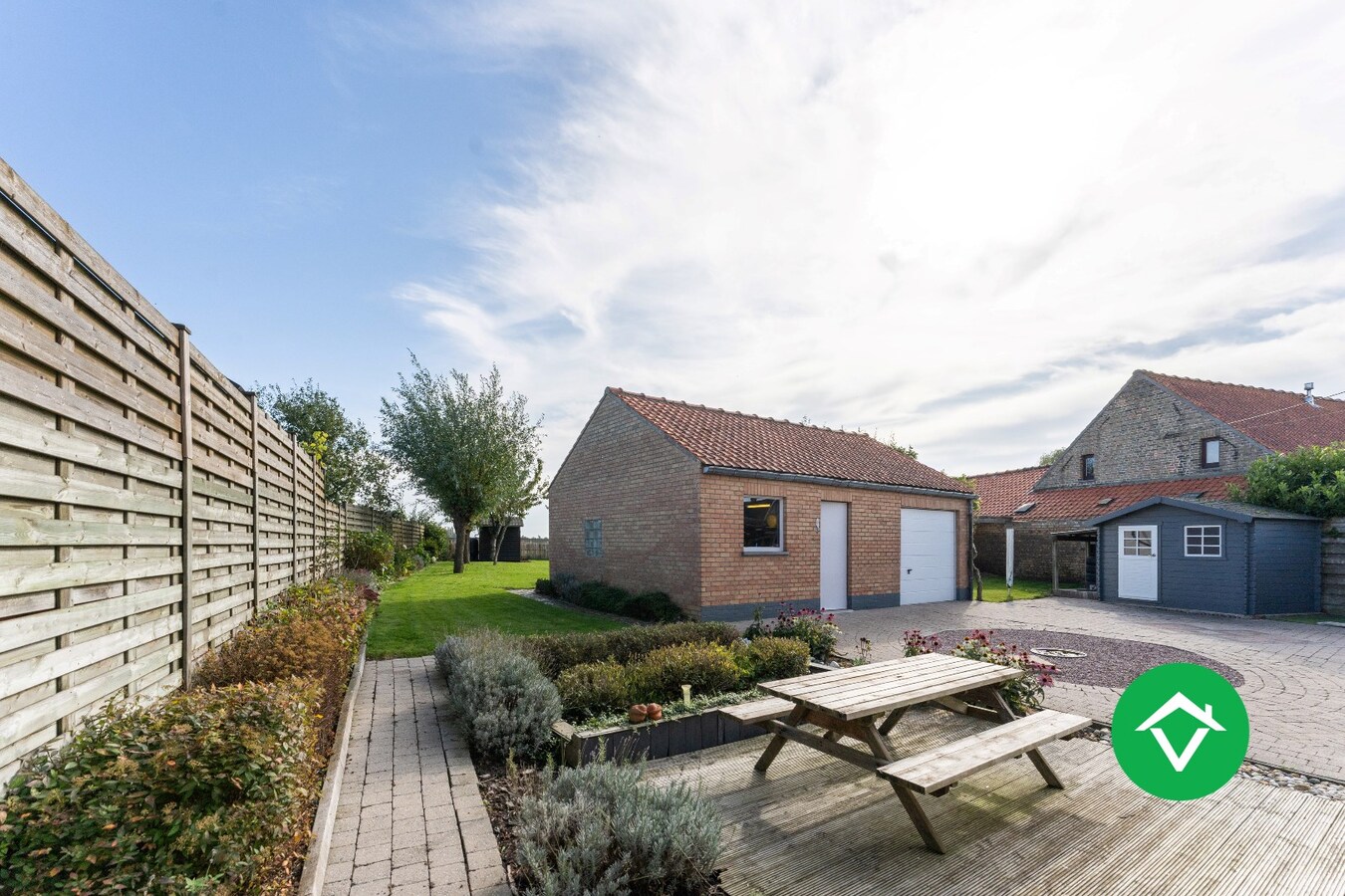 Landelijke woning met bijgebouw en zicht op de velden te koop in Vladslo 