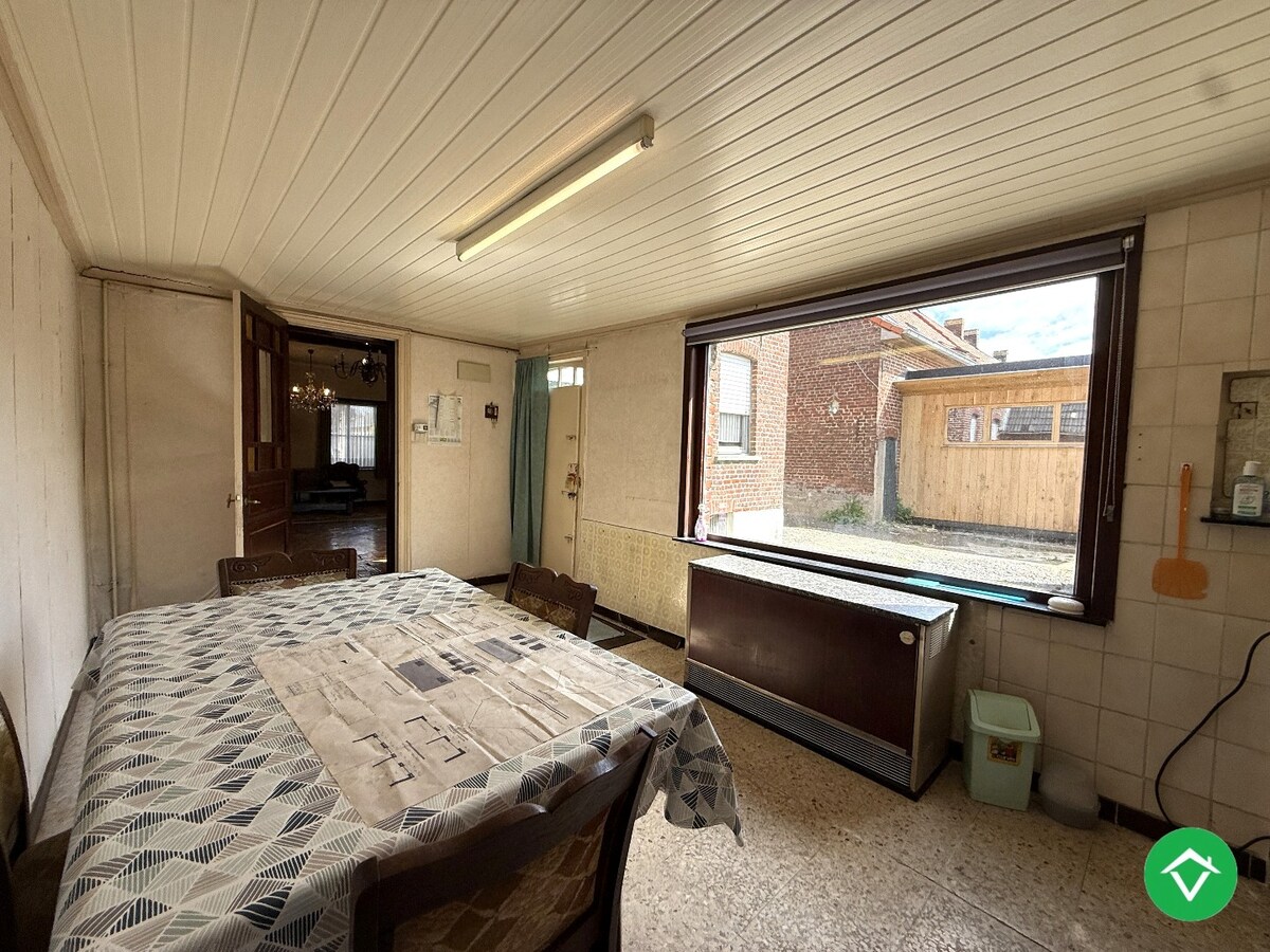 Ruime woning met 5 slaapkamers, garage en diepe tuin te Houthulst 